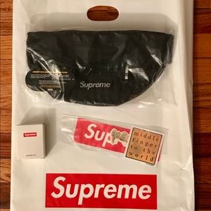 NWT! SUPREME WAIST BAG SS19 WITH EXTRAS!